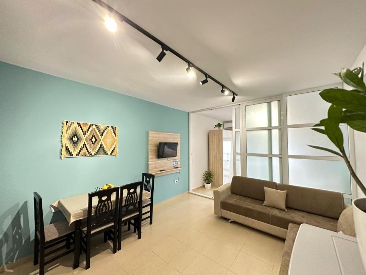 Trea Accomodations - On Private Beach With Sunbed & Umbrella Vlore Exterior photo