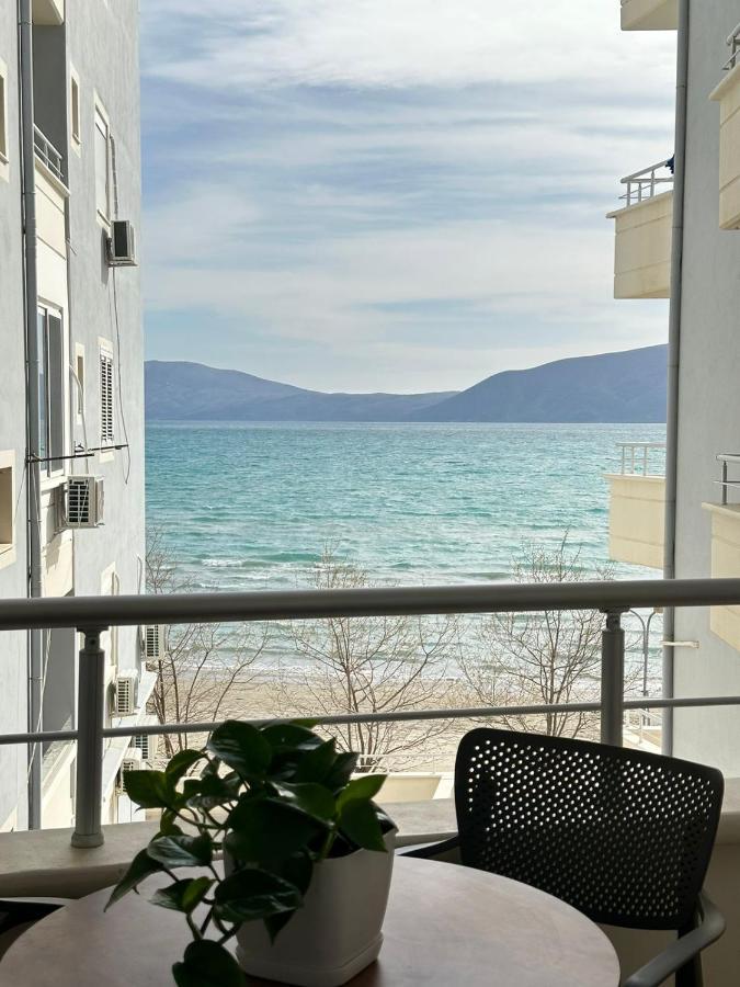 Trea Accomodations - On Private Beach With Sunbed & Umbrella Vlore Exterior photo
